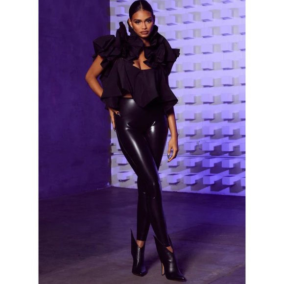 💥STUNNINGLY BEAUTIFUL💥 Ruffle Trim Corset Top in Black - Picture 3 of 15